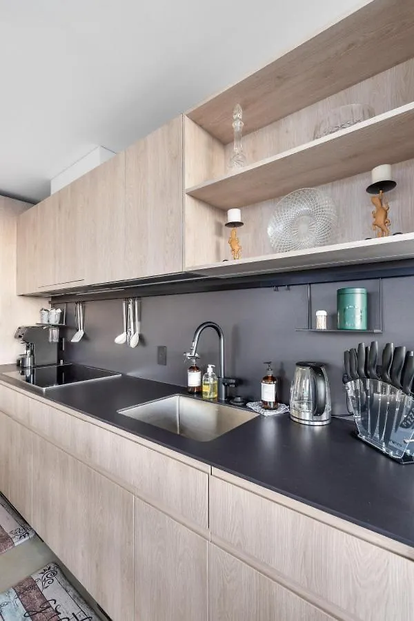 Stylish & Modern 2-Bedroom Apartment Vancouver Canada