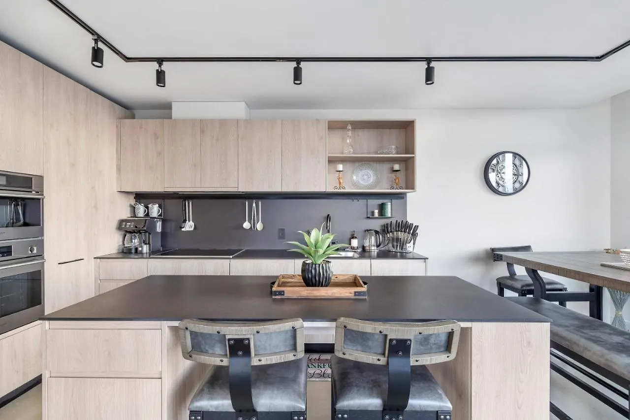 Stylish & Modern 2-Bedroom Apartment Vancouver