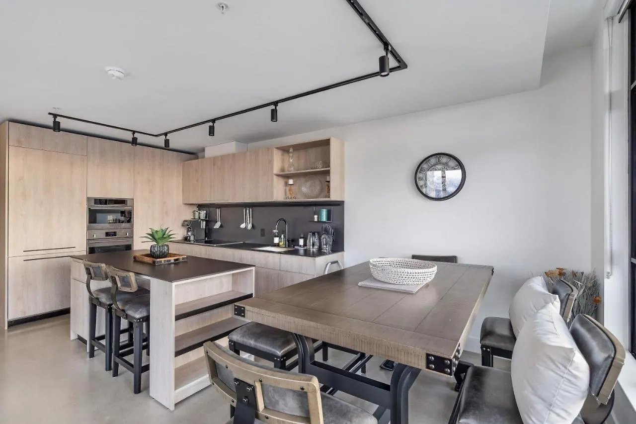 Stylish & Modern 2-Bedroom Apartment Vancouver