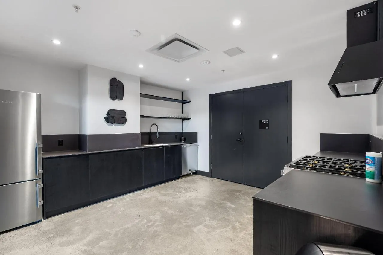 Stylish & Modern 2-Bedroom Apartment Vancouver