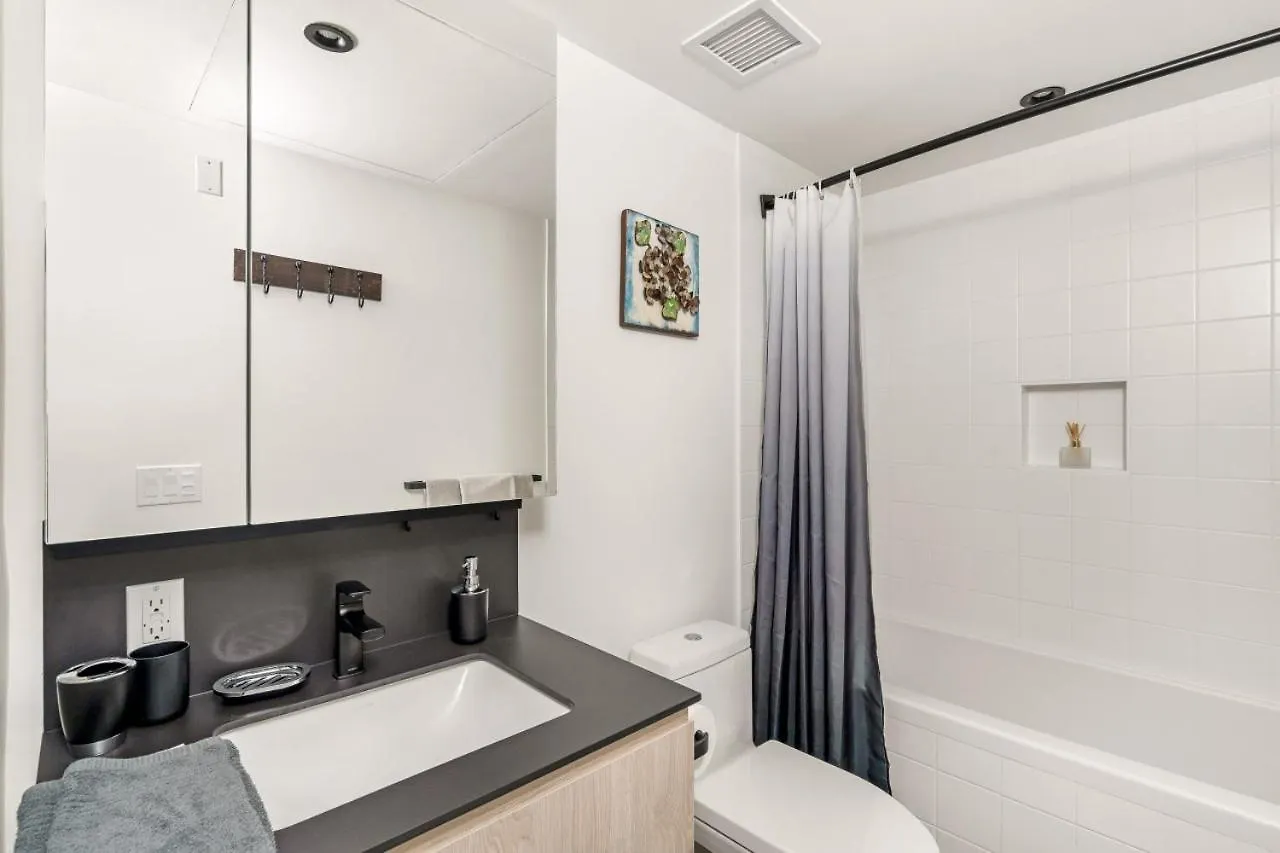 Stylish & Modern 2-Bedroom Apartment Vancouver
