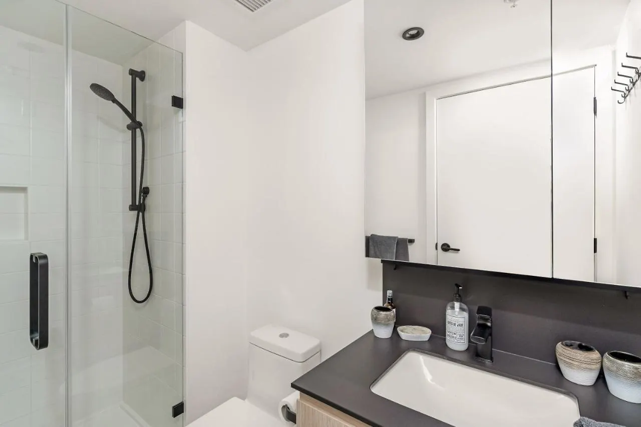 Stylish & Modern 2-Bedroom Apartment Vancouver